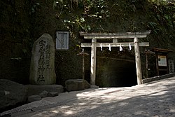 神社入口の隧道