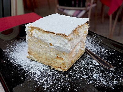 Slika:Bled Cremeschnitte (blejska kremšnita).jpg