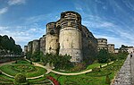 Vue de la façade sud, la porte des Champs et des fossés-jardins du château.