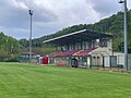 Vista dal campo sulla tribuna principale e sugli edifici accessori.