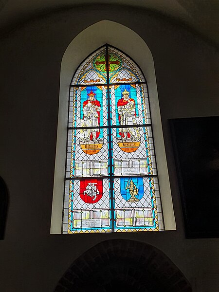 File:Stained-glass window of the Church of the Assumption in Kaunas, featuring Vytautas the Great, Kęstutis, Lithuanian Vytis (Waykimas) and coat of arms of the Kęstutaičiai dynasty.jpg