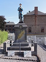 Poilu au repos (monument aux morts)