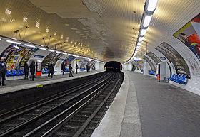 Les quais de la station,vus en direction de Nation.