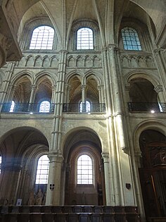 Elevação da antiga Catedral de Noyon (1150) (Arcada do piso térreo de pilares maciços que sustentam o telhado; uma segunda arcada menor ou tribuna; o trifório, uma passarela estreita; e (no topo) claire-voie com janelas).