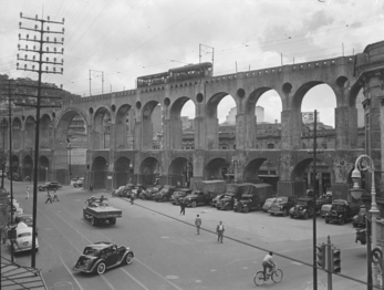 Bondes circulando sobre os Arcos da Lapa, no Rio de Janeiro, 1955; Arquivo Nacional do Brasil