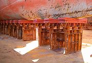 盤木の設置例。設置のしかたは船底の形状による。この写真では金属製の台の上に木材をかませて船底を傷つけないようにしている。写真でも判るように、水を抜いて船底をむきだしにしてやることで、船底の塗装のはがれや傷もわかるようになる。