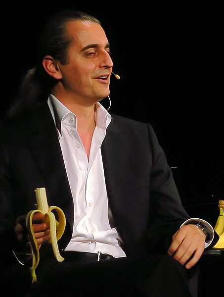 File:Hagen Rether mit Banane.jpg