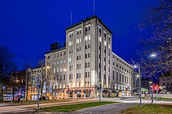 Tampereen Työväen Teatterin Suuri näyttämö toimii 1985 valmistuneessa. Teatterikorttelin vanhemmassa, vuonna 1900 käyttöönotetussa rakennuksessa toimivat kokouskeskus Puistotorni, Eino Salmelaisen näyttämö ja Kellariteatteri sekä Hallituskadun puolella vielä ravintolanäyttämö TTT-Klubi.