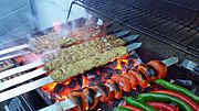 Koobideh com verduras como acompanhamento