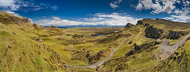 Výhled z Quiraingu na Staffin Bay