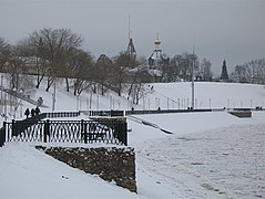 Набережна Дніпра, вдалині костел і собор