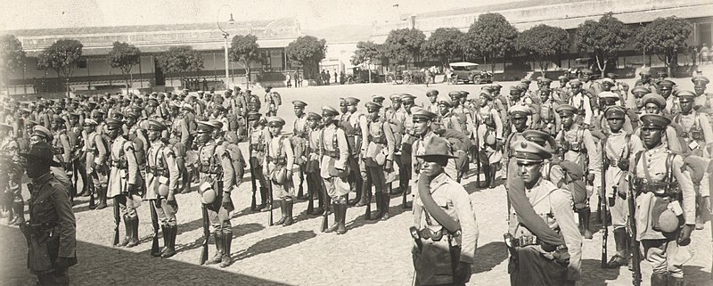 File:Revolução Constitucionalista de 1932 - Contingente do 5º Batalhão da Força Pública de Minas no pátio do quartel antes de seguir para Lavras.jpg