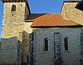 Côté sud de l'église, avec le clocher à gauche et le réduit fortifié à droite.