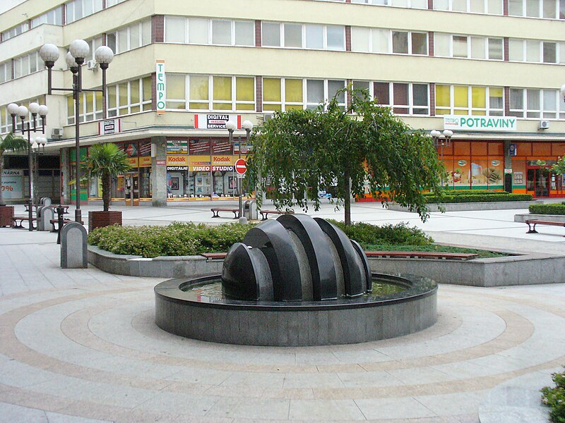 File:Opava, Horní náměstí, fontána - panoramio.jpg