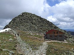 Vrchol Chopku, pod ním Kamenná chata