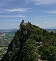 Widok z wieży La Rocca o Guaita na La Cesta o Fratta