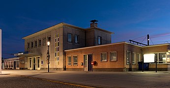 Bâtiment voyageurs et entrée de la gare