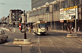 PCC 7586 – enkelgelede zogenaamde Eurotram op lijn 103 nabij het Rogierplein