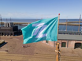 De vlag van Omroep Zilt in de haven van Harlingen