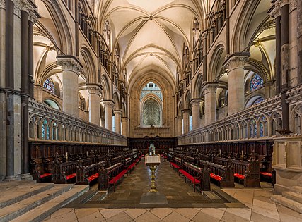 Abóbada em cruzaria de seis partes, do coro da Catedral de Canterbury (cerca de 1180)