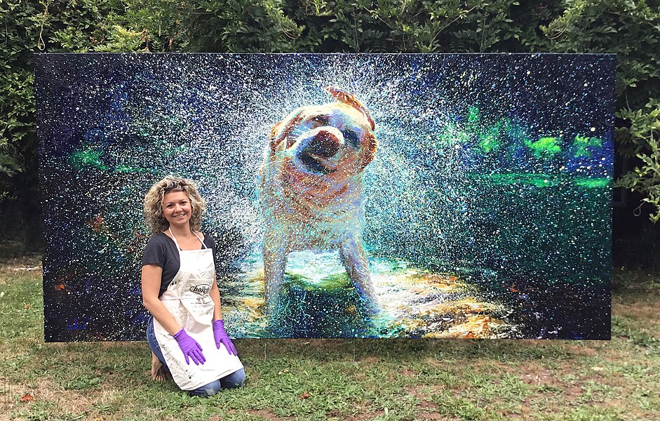 Iris Scott frente a su obra "Jake the Giant" (2015)