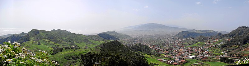 File:La Laguna Panorama BW.jpg