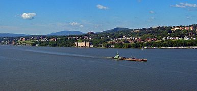 Panorámica de Newburgh desde a ponte sobre o río Hudson