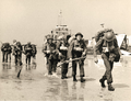 Les renforts de l'infanterie canadienne arrivent à Courseulles-sur-Mer.