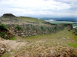 A section of citadel on Lâm Thanh mountain, overlooking the front are Lam River and Hong Linh Mountain. The plot to the left is Truong Phu flagpole on the top of the mountain.