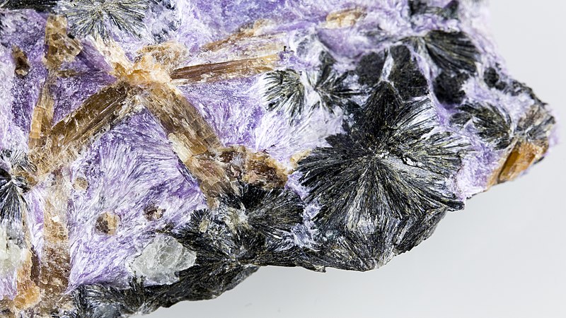 File:Charoite, Aegirine, Fedorite-1563.jpg