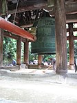 Den stora Chionin-klockan i Kyoto, Japan. Klockans storlek är tydlig om man jämför med mannen under klockan på bilden