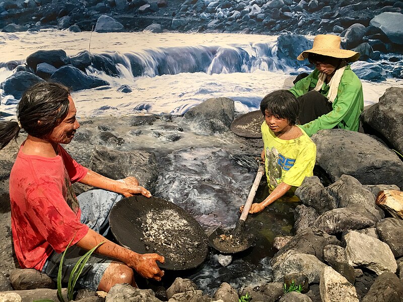 File:Diorama of traditional mining at Philippine National Museum.jpg