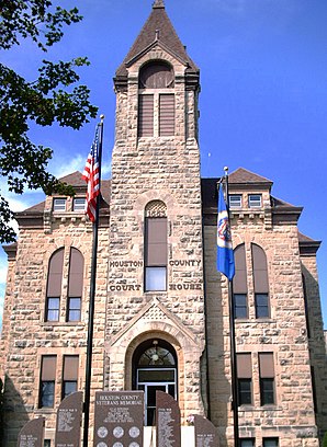 Das Houston County Courthouse in Caledonia, gelistet im NRHP Nr. 83000905[1]