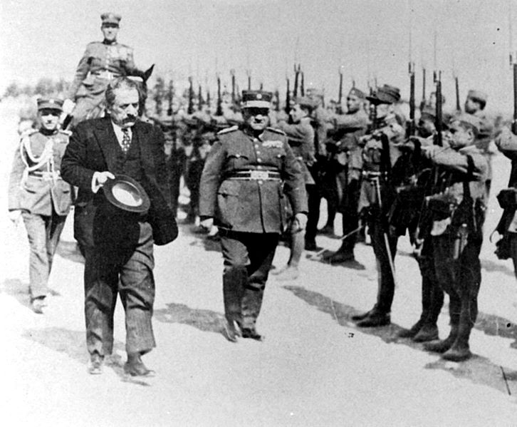 File:Kondylis inspects army unit, 1934.jpg