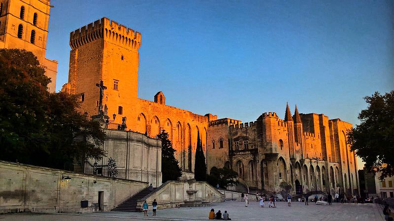 File:Palais des papes, Avignon, août 2016, crépuscule.jpg