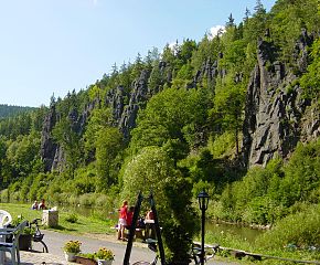 Svatošské skályn kansallinen luonnonmonumentti on Ohře-joen vasemmalla rannalla lähellä Karlovy Varya.
