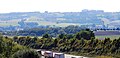 Blick in das Tal des Weißen Mains auf Lanzendorf mit der St. Gallus Kirche links und auf die Autobahnkirche St. Christophorus rechts