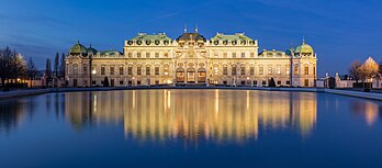 Vista do Palácio Belvedere Superior durante a hora azul, Viena, Áustria. O Palácio Belvedere é um complexo de palácios construído por Johann Lucas von Hildebrandt entre 1714 e 1723 para o Príncipe Eugênio de Saboia. O Belvedere Superior e o Belvedere Inferior (nomeados devido à sua localização em uma encosta que se erguia ao sul da cidade na época) formam um conjunto barroco com os jardins de conexão. Atualmente, os dois edifícios do palácio abrigam as coleções do Belvedere (Galeria Austríaca do Belvedere) e salas para exposições temporárias. O Tratado do Estado Austríaco foi assinado no Belvedere Superior em 15 de maio de 1955. (definição 7 785 × 3 428)