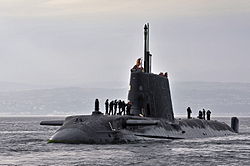 Luokan nimikkoalus HMS Astute palaa Clyden tukikohtaan maaliskuussa 2012.