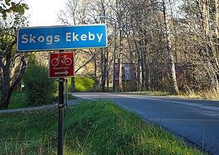 Ortskylt "Skogs Ekeby".