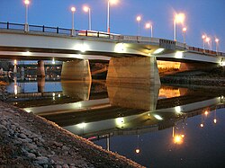 Silniční most přes řeku ve Winnipegu v Manitobě