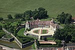 Vue aérienne du château et de sa double enceinte fortifiée.