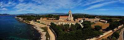 Kerk en klooster van de abdij van Lérins Abbey. Foto genomen vanuit het versterkt klooster