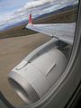 Vista de un ala y una turbina de un Embraer 190 de Austral Líneas Aéreas en el Aeropuerto Internacional Malvinas Argentinas.