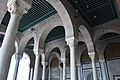 Arcades à colonnes en marbre blanc de la cour intérieure.