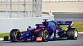 Daniil Kvyat pilotando a STR14 durante os testes em Barcelona.