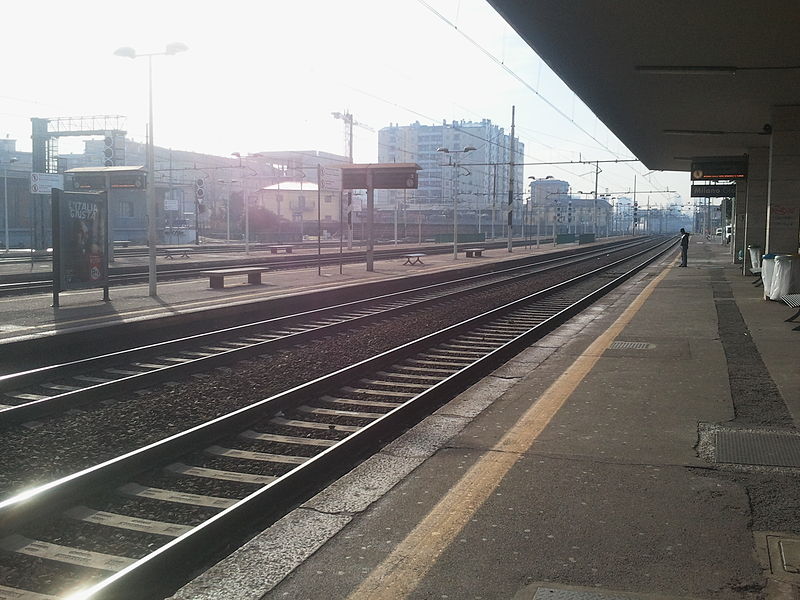 File:Binari 1 e 2 (direzione Milano Porta Garibaldi), stazione Milano Greco Pirelli.jpg