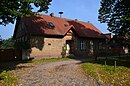 Schulgehöft, bestehend aus Schule, Waschküche, Remise und Nebengebäude