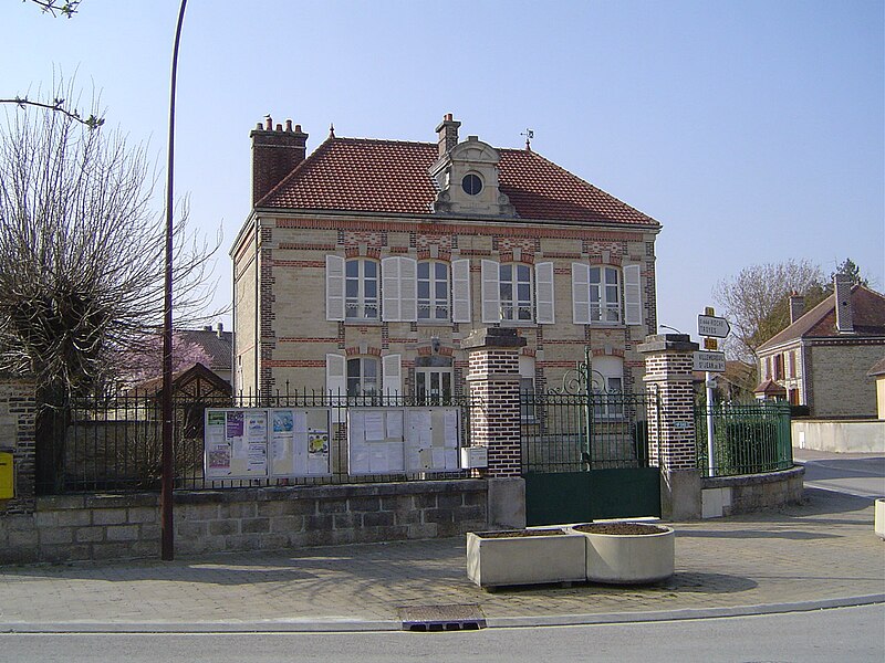 File:Isle-Aumont - La mairie.JPG