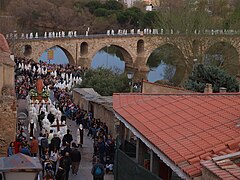 Español: procesión de la Hermandad Penitencial de Nuestro Señor Jesús Luz y Vida cruzando el Puente de Piedra para dirigirse a orar al cementerio.